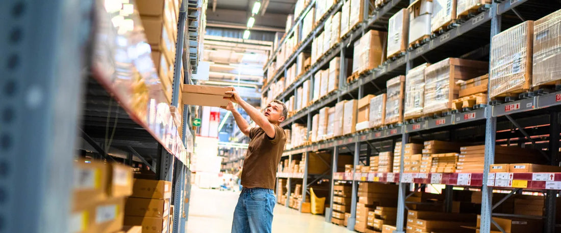 Mitarbeiter im Fulfillment-Lager: DSGVO-Konformität und Haftung bei Outsourcing