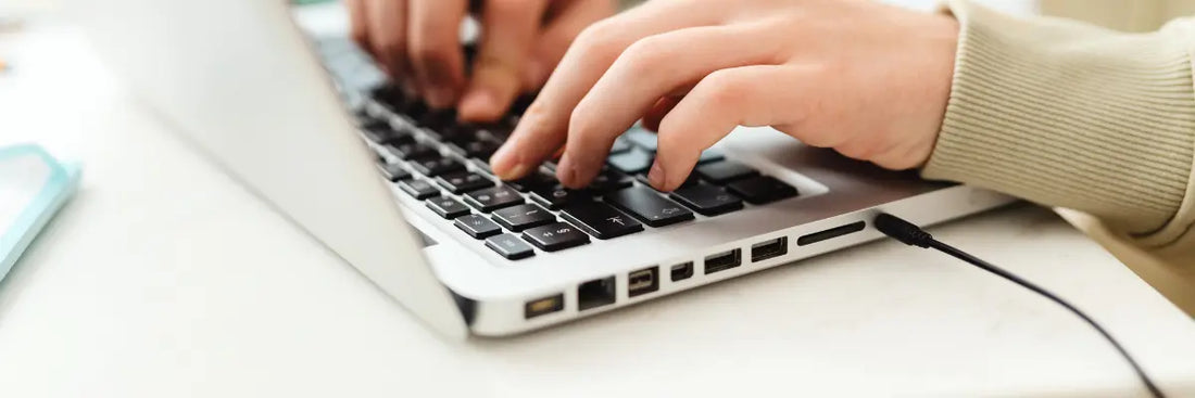 Hände tippen auf Laptop beim Onlinekauf digitaler Inhalte – Widerrufsrecht und EuGH Urteil zu Downloads im E-Commerce