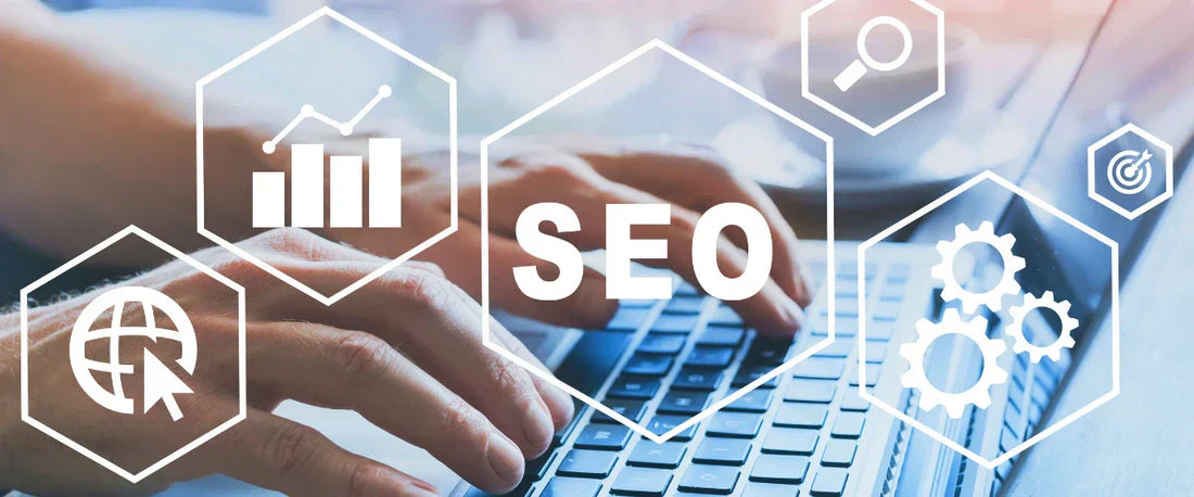 Nutzer bedient einen Laptop; darüber schweben virtuelle SEO-Grafiken für kostenlose E-Commerce-Infrastruktur-Tools
