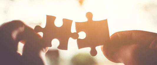 Hände verbinden Puzzle Teile Datenverknüpfung Server Side Tracking DSGVO