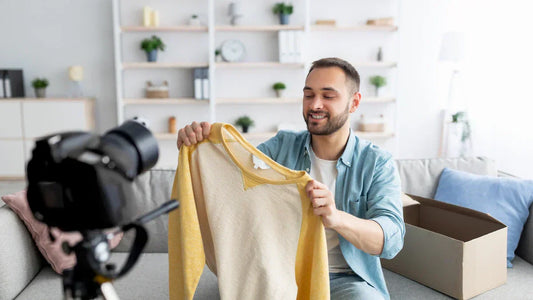 Video-Commerce in der Praxis: Ein Händler präsentiert Kleidung beim Unboxing für TikTok & Reels.