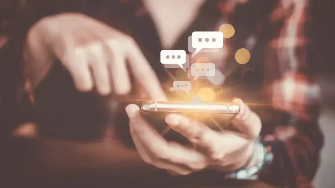 Haftung bei Support-Chat: Mitarbeiter tippt auf Smartphone für Kundendialog – rechtliche Risiken.