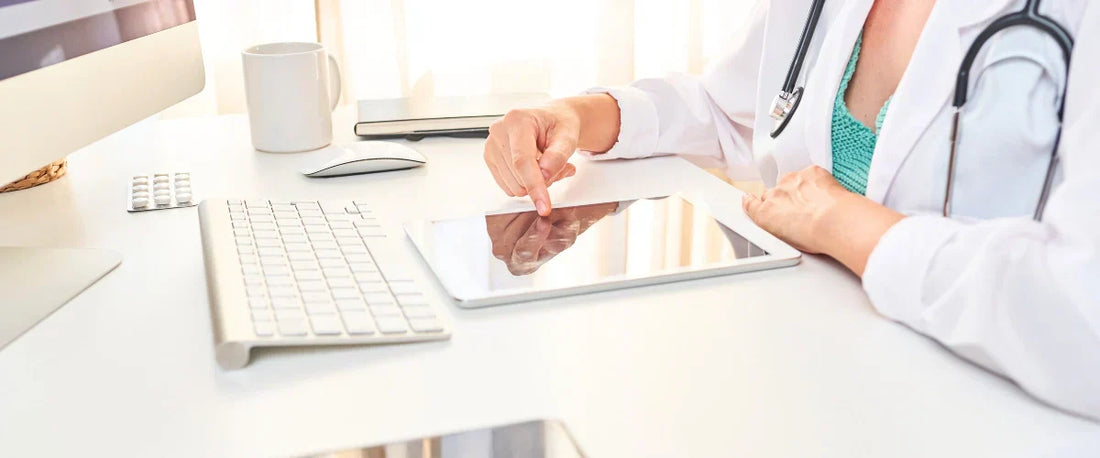 Ärztin geht mit Finger über Tablet zur Nutzung digitaler Gesundheitsdienste wie ePA und E-Rezept in der TI 2.0