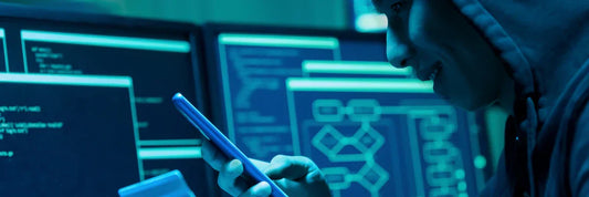 Person nutzt Smartphone vor Code Bildschirmen als Symbol für Hacking Cyberangriff und Datendiebstahl
