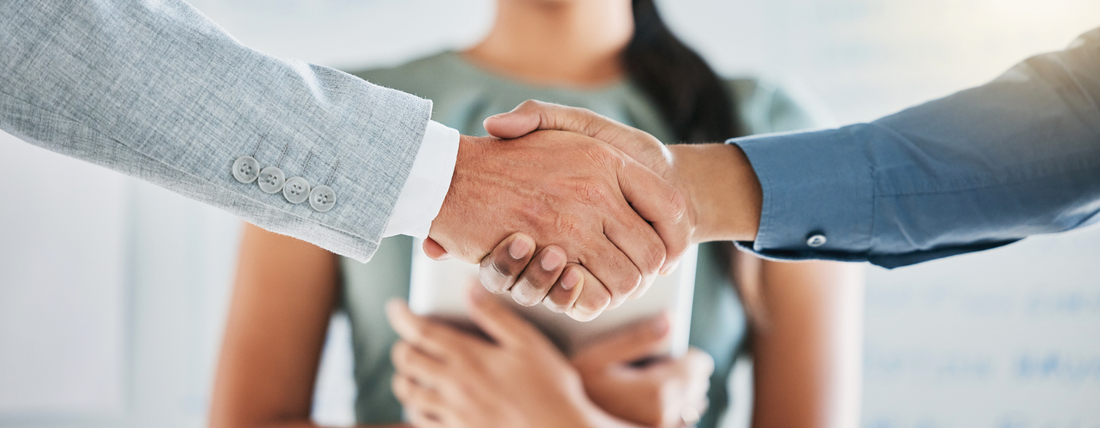 Modernes Arbeitsumfeld eines E-Commerce-Unternehmers mit Fokus auf Gesetzestexte zum Handelsgesetzbuch (HGB).