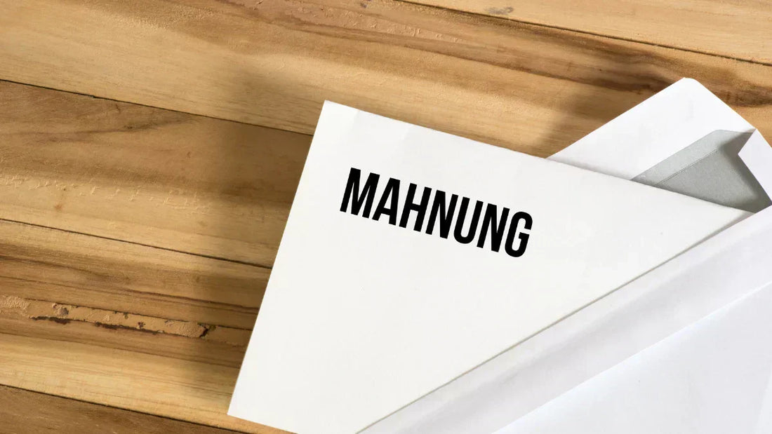 Inkasso-Mahnung im Briefumschlag auf einem Holztisch als Symbol für Forderungen nach einem Widerruf.