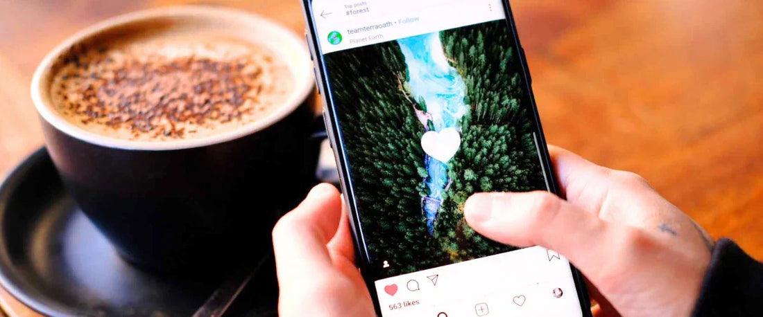 Smartphone mit Instagram-Logo vor futuristischem Daten-Hintergrund für E-Commerce Strategien
