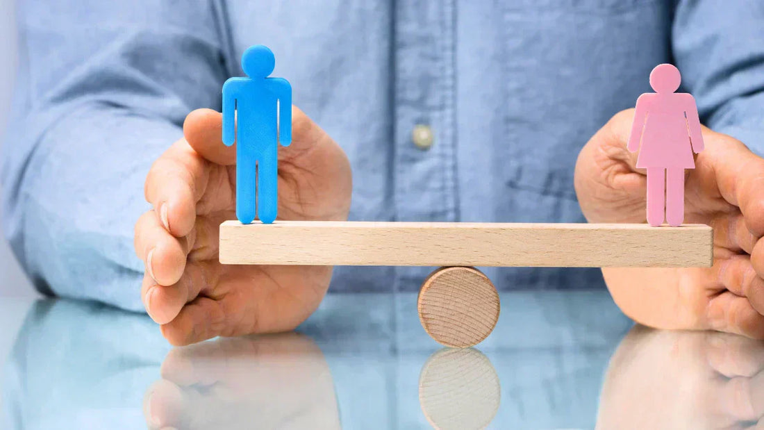KI-Pricing AGG: Waage mit Figuren symbolisiert faire Preisgestaltung im Online-Handel.