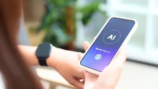 KI-Suche auf Smartphone: Person nutzt Sprachassistent zur Optimierung von Online-Shops.
