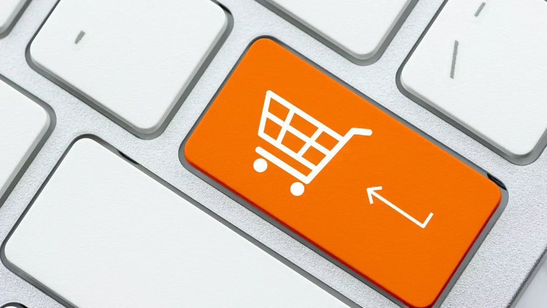 Korrektur im Checkout: Rechtssichere orangefarbene Taste mit Warenkorb-Symbol für Online-Händler.