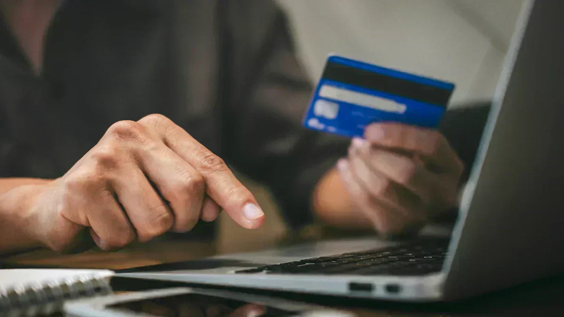 Kreditkarten-Draining im Fake-Shop durch Dateneingabe am Laptop-Checkout