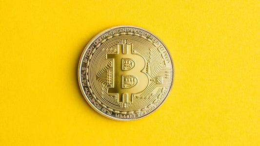 Krypto Zahlung & Rückabwicklung: Goldene Bitcoin-Münze auf gelbem Grund als Rechtsrisiko.