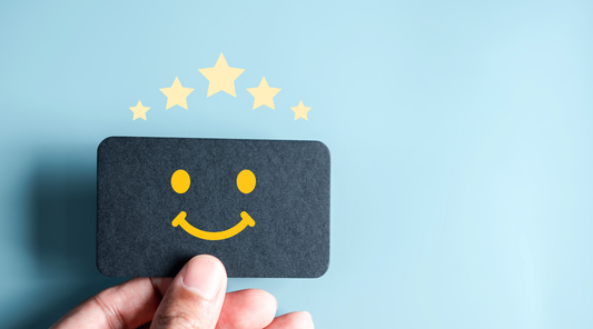 Kundenzufriedenheit Symbol mit Smiley und fünf Sternen – positives Kundenfeedback und Servicebewertung.