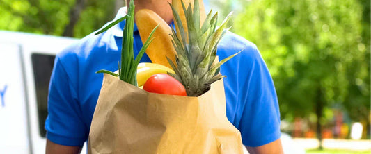 Kurier liefert Einkaufstüte mit Obst Gemüse Brot schnelle 10 Minuten Lebensmittel Lieferung