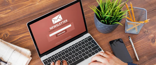 DSGVO Newsletter-Marketing Anmeldung auf einem Laptop am Arbeitsplatz.