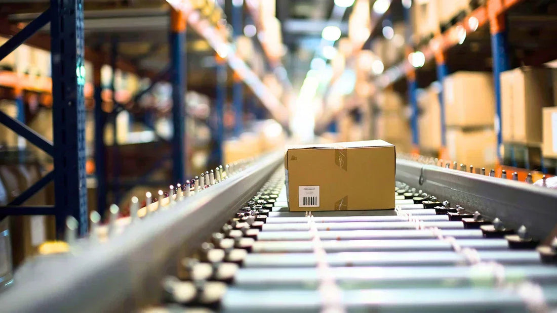 Lieferketten-Compliance im Lager: Paket auf Förderband für rechtssicheren EUDR-Check im Shop