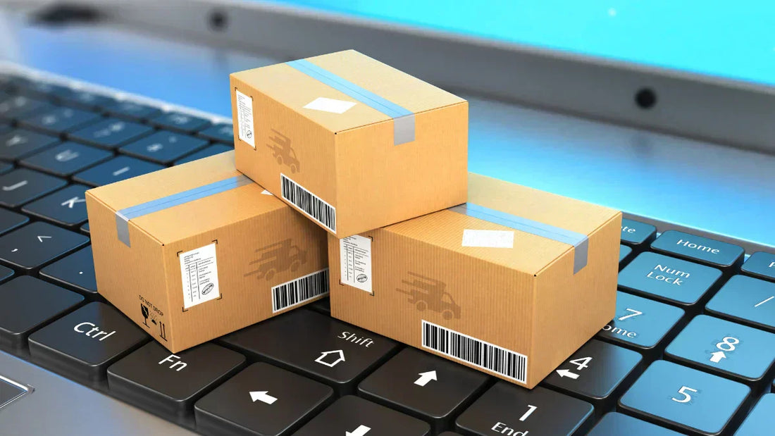 Lieferzeit Checkout Abmahnschutz: Pakete auf Laptop-Tastatur für Online-Händler.