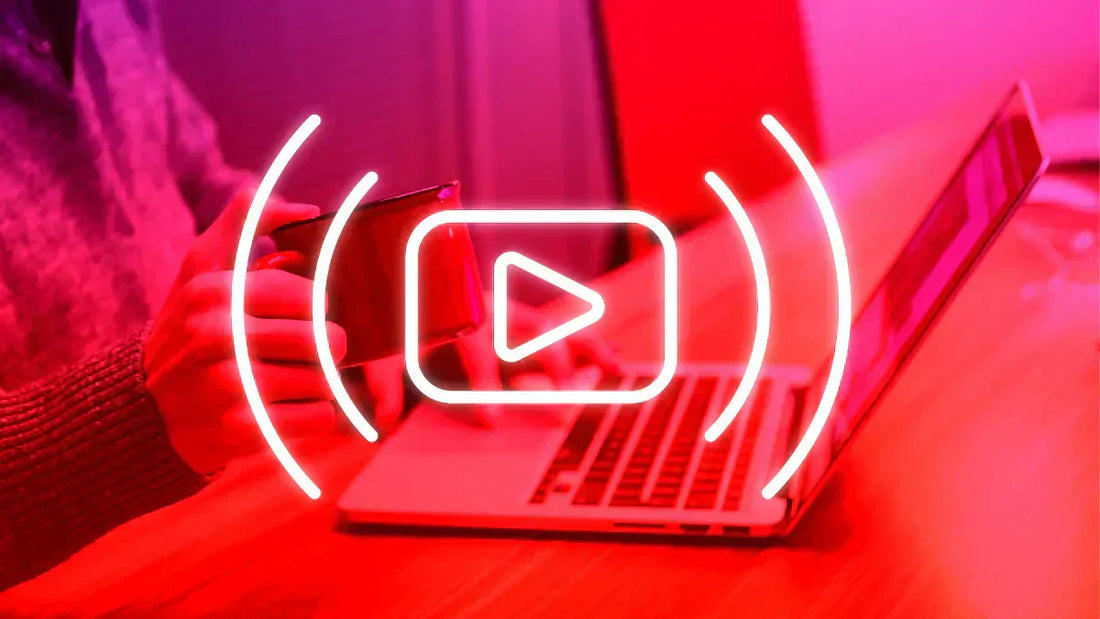 Rechtssichere Video-Beratung am Laptop mit aktivem Streaming-Symbol im Online-Shop.