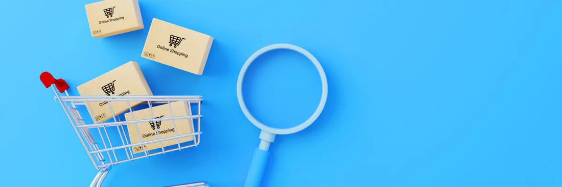 Lupe prüft Online-Shopping Pakete im Einkaufswagen – BGB Regeln zu Kaufvertrag, Versandrisiko und Gewährleistung im Online-Handel.