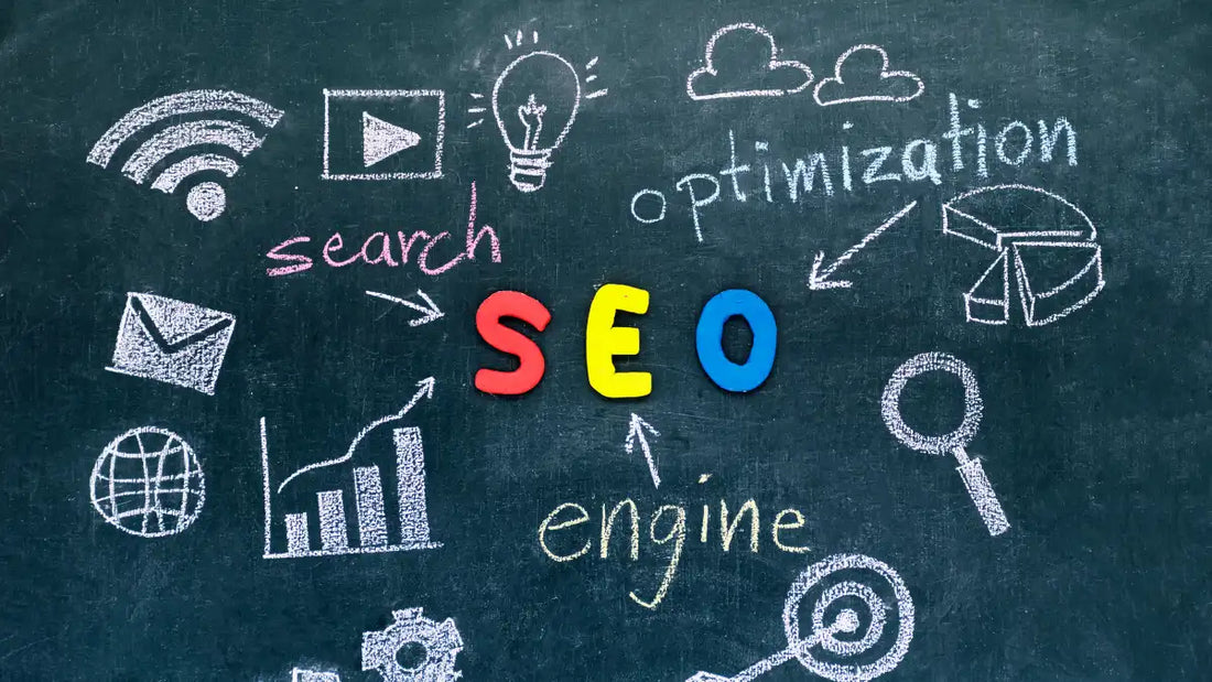Rechtssichere SEO Keywords und Markenrecht im Online-Handel auf einer Tafel dargestellt.