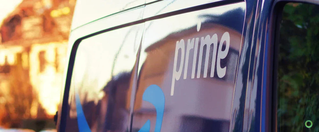Amazon Prime Lieferwagen als Symbol für Marktmacht und Logistik-Dominanz im Online-Handel
