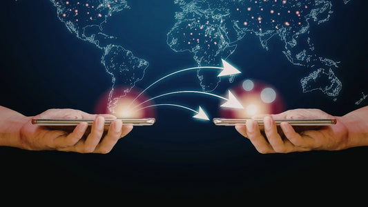 Globales Mesh-Netzwerk: Hände halten Smartphones über einem leuchtenden Daten-Globus.