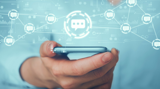 Hand hält Smartphone, digitale Chat-Symbole und vernetzte Kommunikation – moderne Messaging-Technologie im Fokus.