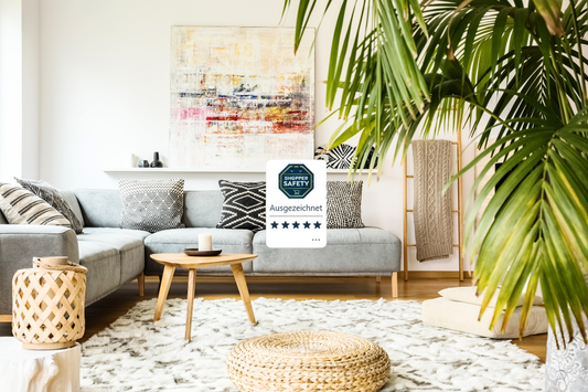 Modernes Wohnzimmer mit gemütlicher Deko und Shopper Safety-Auszeichnung für ausgezeichnete Kundensicherheit.