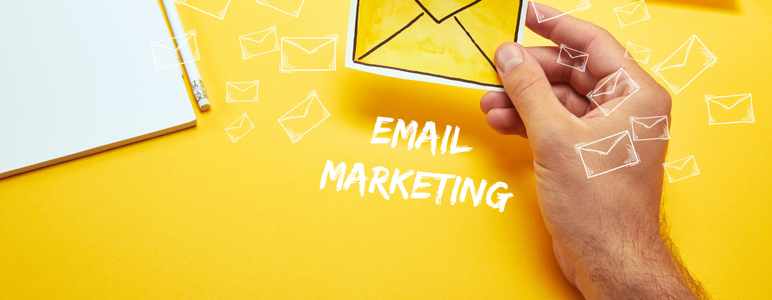 Rechtssicheres E-Mail-Marketing im E-Commerce: Symbol für Double-Opt-In und Gesetzbuch § 7 UWG zur Vermeidung von Abmahnungen im Online-Handel.
