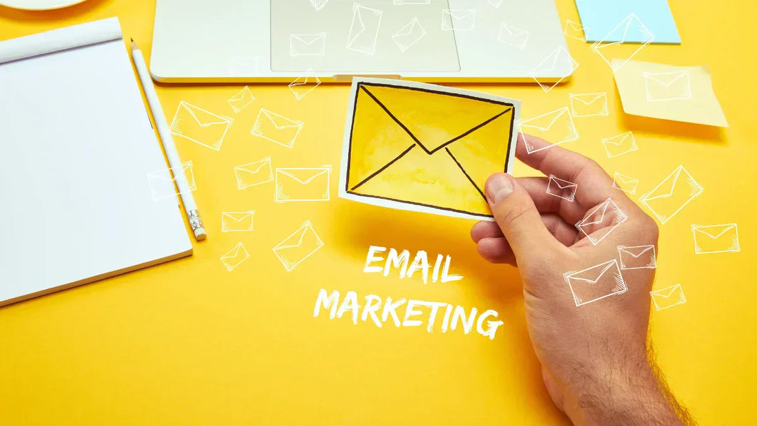Newsletter-Marketing & UWG: Rechtssicher werben mit Hand, die einen Briefumschlag hält.