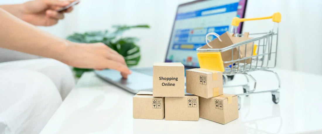 Online-Shop mit Laptop, Warenkorb und Paketen steht für Vertrauen im E-Commerce Kaufprozess