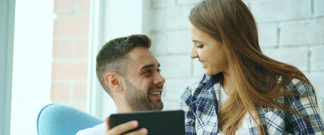 Paar prüft AGB am Tablet: Schutz vor unfairen Klauseln und Abmahnfallen im Online-Handel.