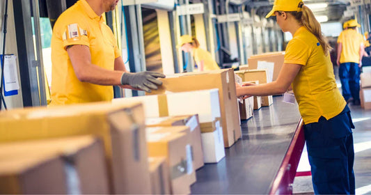 Paket-Umleitung: Forensische Analyse während der Sortierung im Logistikzentrum durch Mitarbeiter.