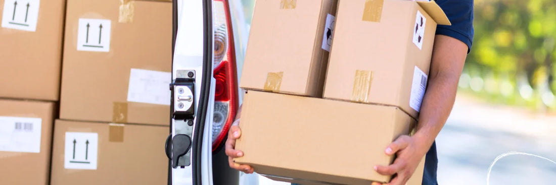 Paketzusteller entlädt Pakete aus Lieferwagen – Haftung bei Abstellgenehmigung und fehlender Lieferung im Online-Handel