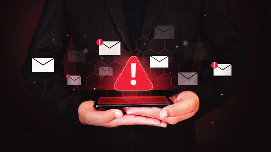 Phishing-Betrug: Mann hält Smartphone mit Phishing-Warnung und betrügerischen E-Mails.