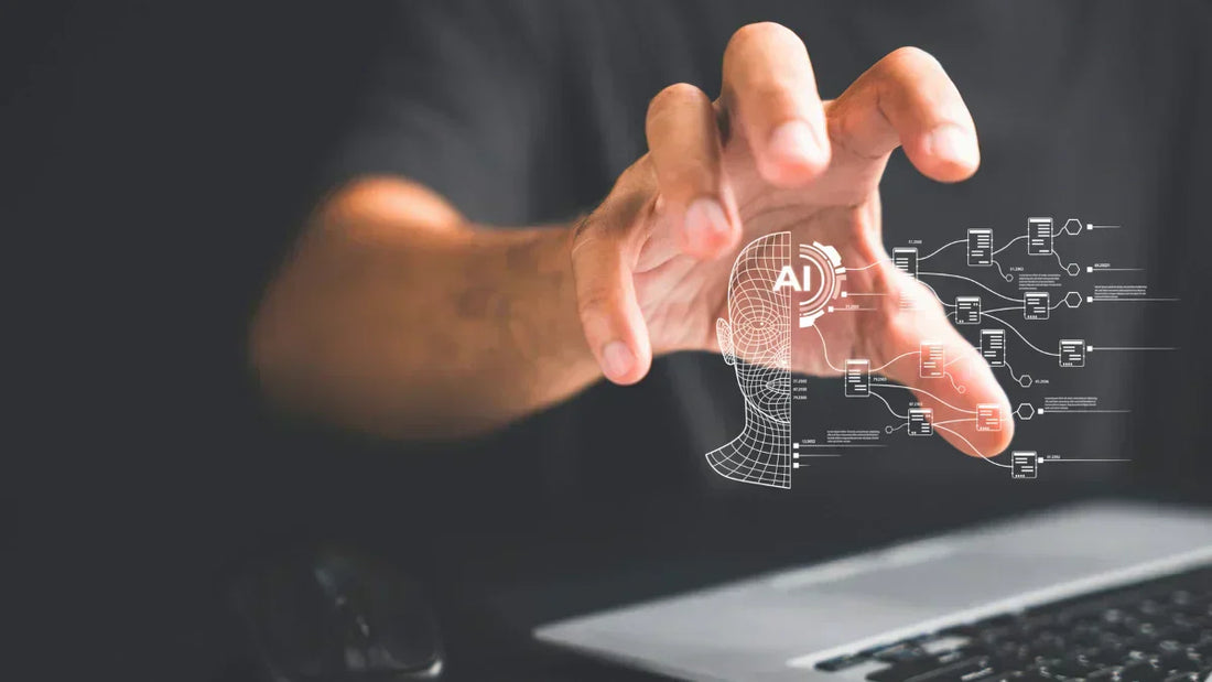KI Produktbilder & Video Automation: Hand steuert Grafik neben Laptop zur Skalierung