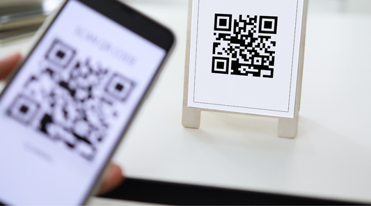 QR-Code wird mit Smartphone gescannt – digitale Bezahlung und schneller Zugriff per Scan.