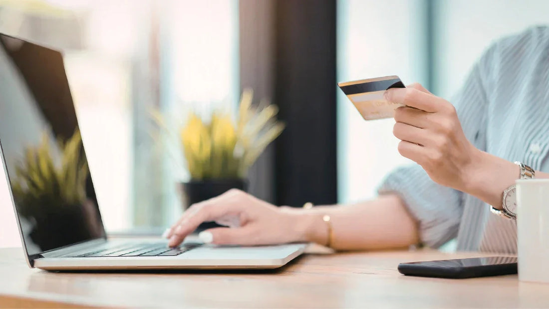 Rechtssicherer Checkout ohne Gebühren: Frau bezahlt im Online-Shop am Laptop.