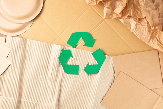 Recycling-Symbol auf Karton und Papier – nachhaltige Verpackungen, Umweltschutz und ressourcenschonende Entsorgung.