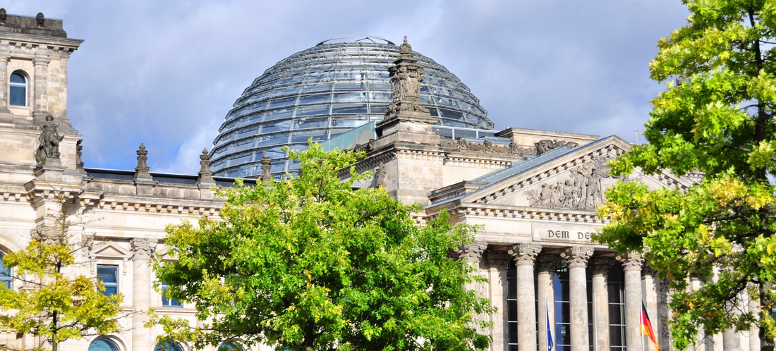 Gesetzesänderungen im Online-Handel – Bundestag als Symbol für neue EU-Regeln, Händlerhaftung und Abmahnrisiken.