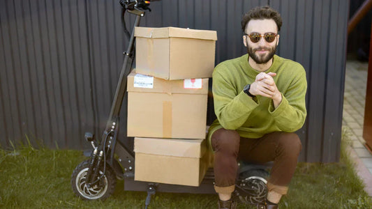 Retouren vermeiden: Mann sitzt auf E-Scooter neben Paketen – Symbolbild für nachhaltige Lieferung.