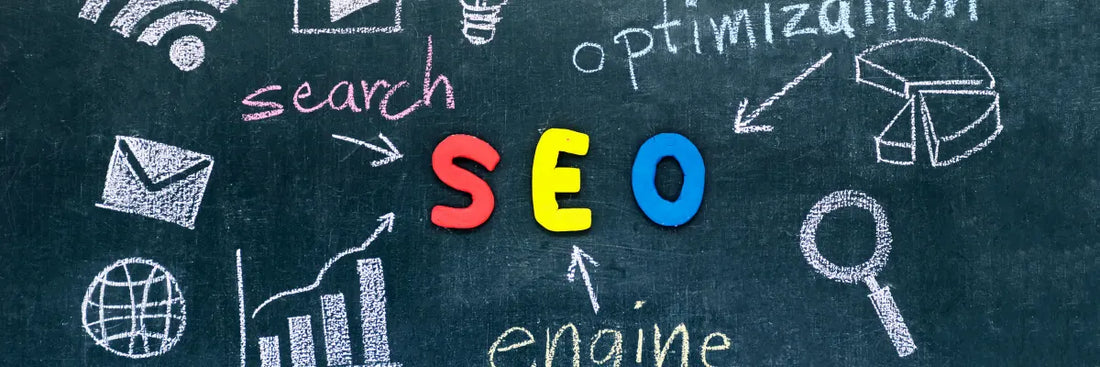 SEO Keywords auf Tafel mit Diagrammen und Symbolen für Suchmaschinenoptimierung und Markenrecht im E Commerce