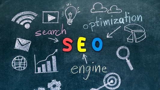 SEO-Optimierung: Bunte Holzbuchstaben SEO auf Kreide-Tafel mit E-Commerce Symbolen