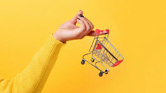 Shop Insolvenz Vorkasse Risiko: Hand mit leerem Einkaufswagen als Symbol für Online-Einkäufe.