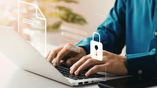 Sicher bezahlen online: Laptop zeigt Zahlungsschutz, Login und verschlüsselte Prozesse beim Einkaufen.
