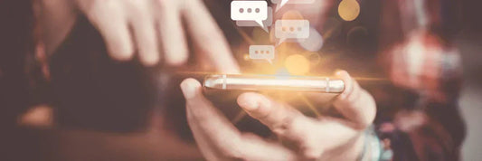 Smartphone mit bunten Chat-Icons illustriert rechtliche Haftungsfallen bei Zusagen im Shop-Kundensupport-Dialog