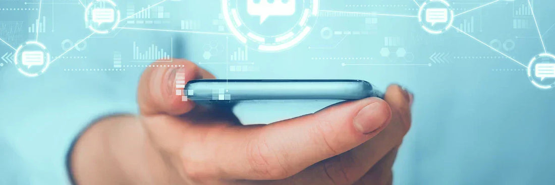 Smartphone in Hand mit Chat-Icons – sichere Messenger Apps, Datenschutz und Schutz vor Phishing und Betrug