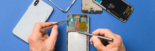 Smartphone wird mit Werkzeug repariert – Gewährleistung bei defekten Geräten und Verbraucherrechte bei Mängeln im Online-Handel