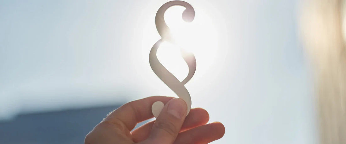 Steuersätze im Online-Handel: Paragraf-Symbol als Zeichen für Rechtssicherheit und Abmahnschutz.