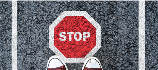 TDDDG § 25: Stoppsymbol für Cookie-Banner ohne Opt-in – Abmahnrisiko bei Zugriff auf Endgeräte im Online-Handel.